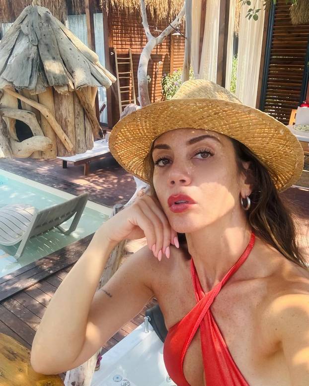 FOTO Životna sapunica turske glumice: Suprug ju uhvatio u vrućem klinču sa svekrom...