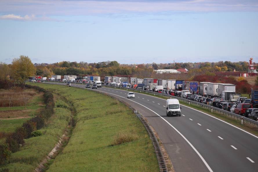 Zagreb: Zbog nesreće između Jakuševca i Kosnice stvaraju se velike gužve