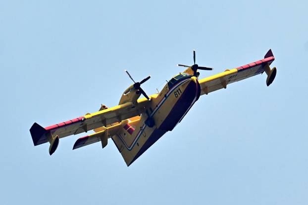 FOTO Kanaderi cijeli dan u akciji: Pogledajte kako gase požare diljem Dalmacije