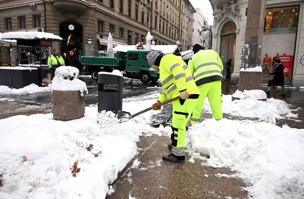 Zagreb: Snijeg zabijelio grad