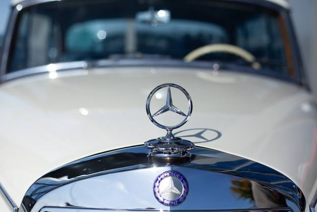 Osijek: Izložba oldtimer vozila ispred Gospodarskog centra