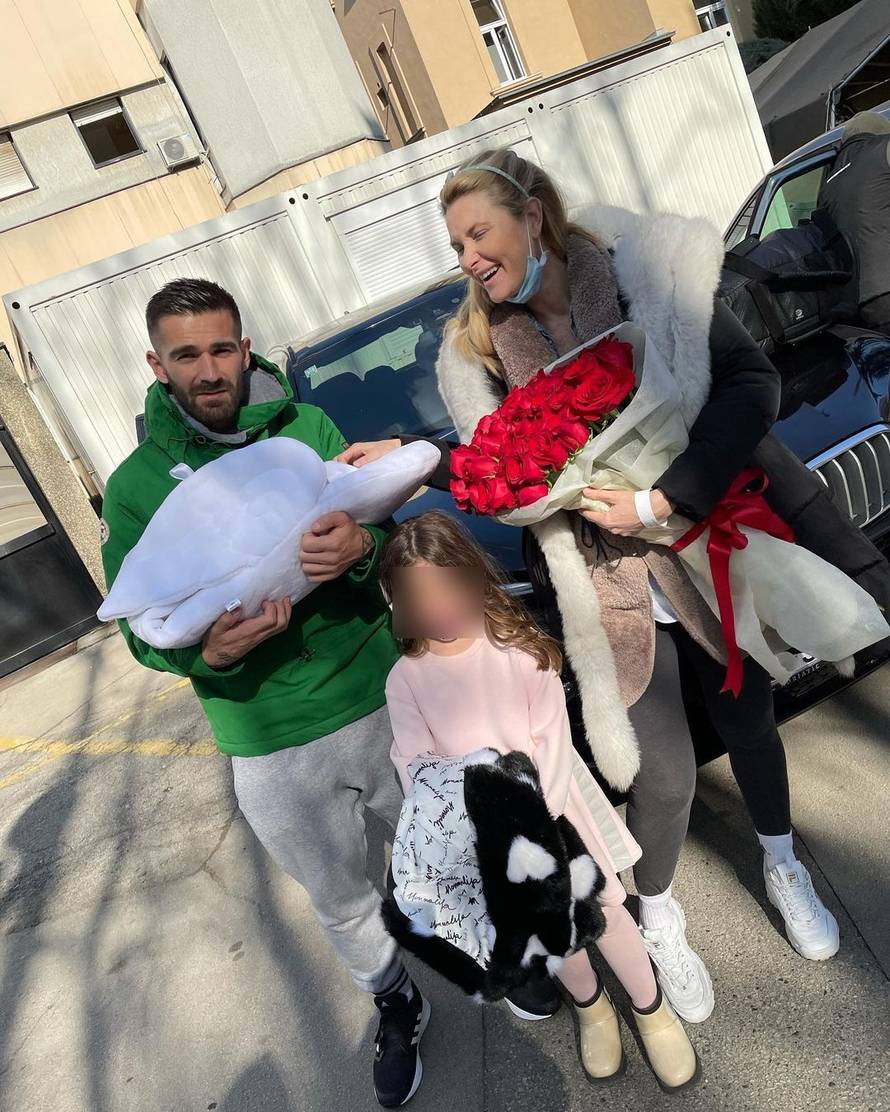 Iris Rajčić nakon poroda ne skriva osmijeh: 14 godina mlađi partner dočekao je s buketom