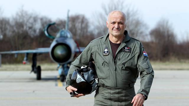 Zagreb: Brigadir Ivan Selak pokraj MiG-a 21 u vojnom dijelu Zra?ne luke Zagreb