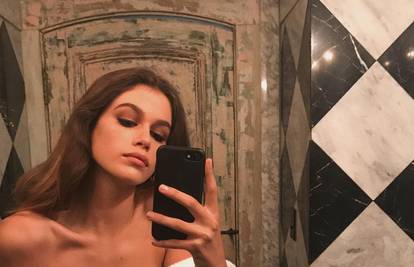 Kaia Gerber je majčina kopija: 'Utegnula' se u kožnu haljinu