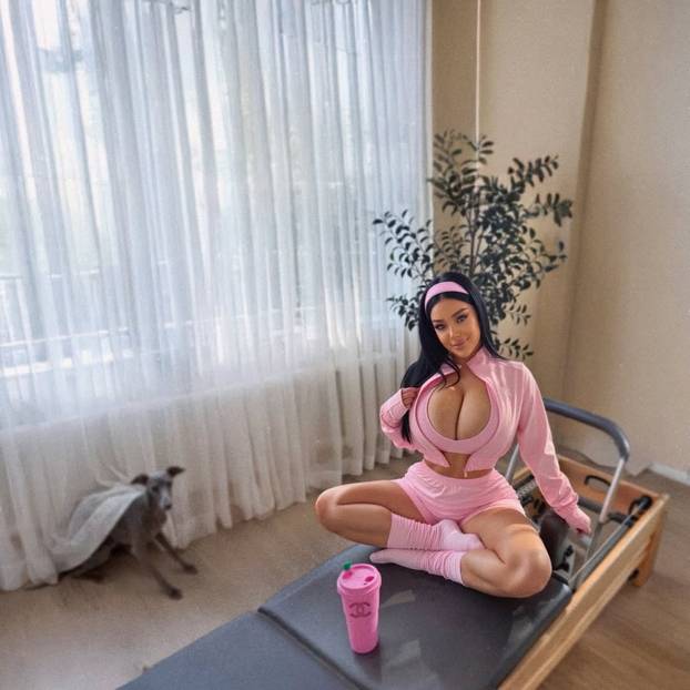 Na Sljemenu snijeg, a Claudia se u tangicama i grudnjaku sprema nasapunati auto