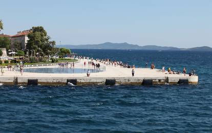 Zadar prošle godine i danas: Zbog korona virusa ulice prazne