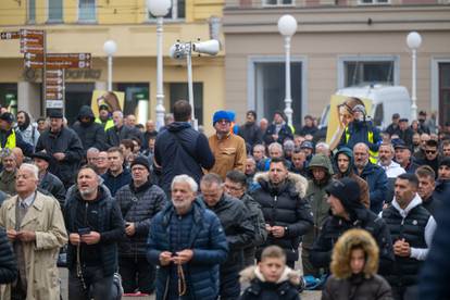 FOTO U Zagrebu opet molitelji i prosvjednici na glavnom trgu