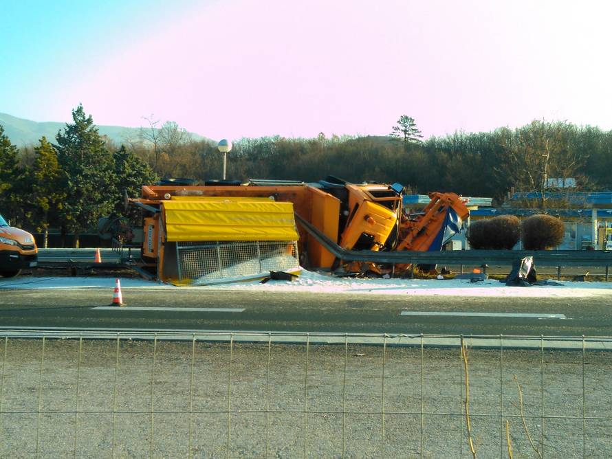 Prevrnula se ralica kod Rijeke:  U teškoj nesreći jedan poginuli