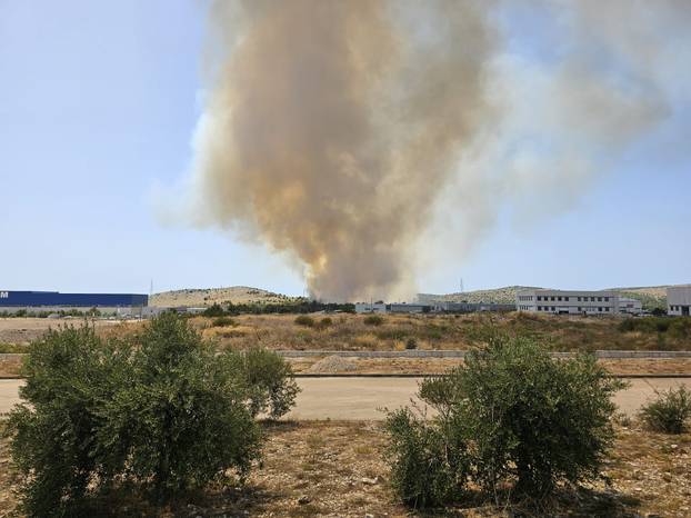 FOTO Veliki požar u Šibeniku: 'Na terenu su sve vatrogasne snage, digli smo i kanadere'