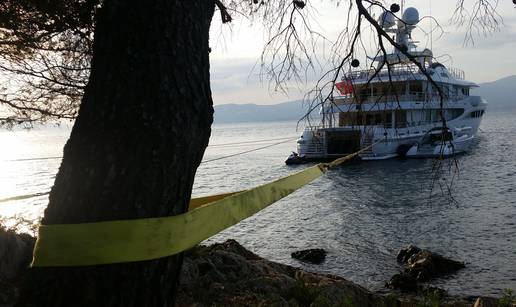 Nije Marjan sidrište: Luksuznu jahtu su zavezali za borove...