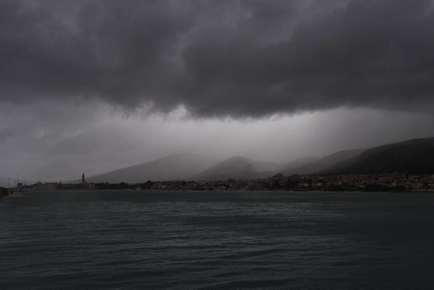 Zbog obilne kiše i juga poplavljene su prometnice Trogira i Čiova