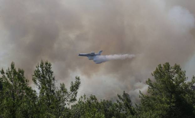 Huge wildfire rages in Aegean resort town of Marmaris