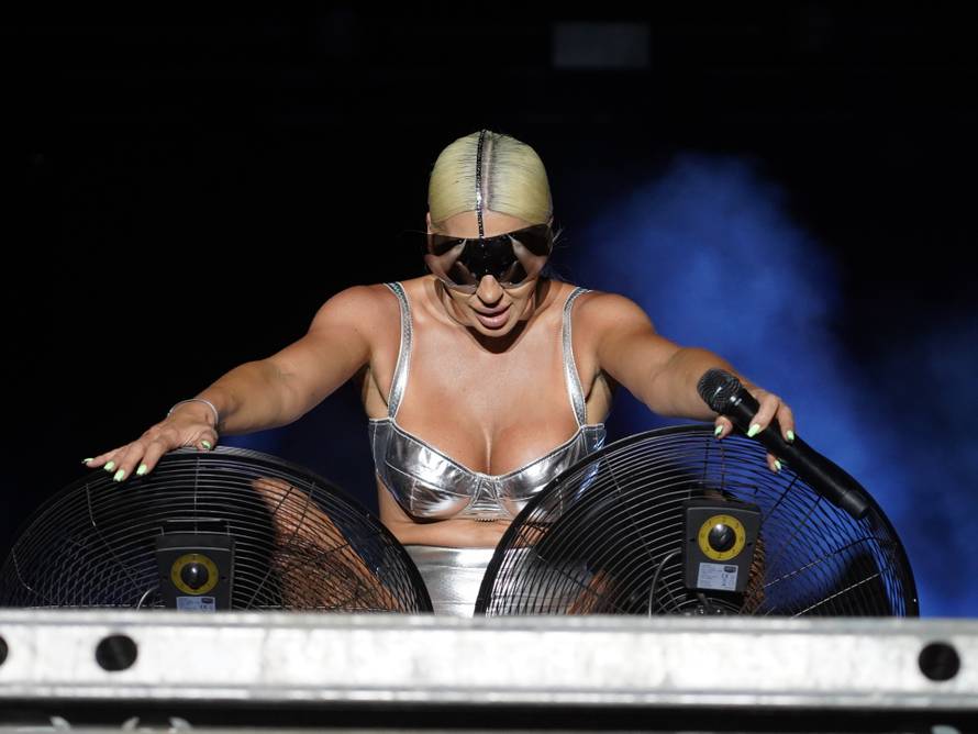 Jelena Karleuša raspametila publiku u Novom Bečeju 