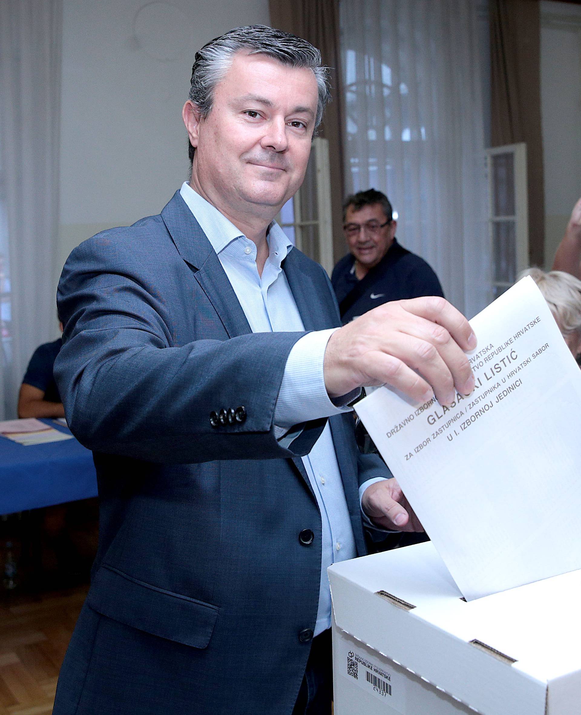 Orešković glasovao pa poručio nasljedniku: 'Moraš biti hrabar'