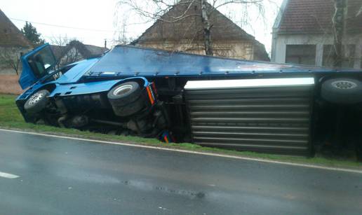 Kamion je izletio s ceste kraj škole i prevrnuo se na breze