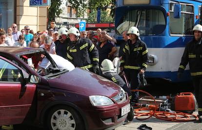 Ozlijeđene su dvije trudnice: U Osijeku tramvaj naletio na auto