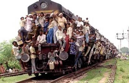 Indija: Putnici morali gurati vlak četiri metra