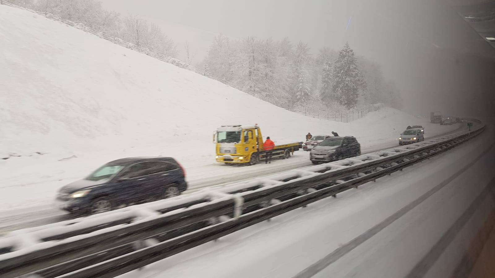 Nevrijeme u Gorskom kotaru: 'Ne krećite na put bez zimske opreme i prilagodite brzinu'