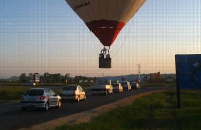 Trenirali balonom iznad kolone automobila na cesti 