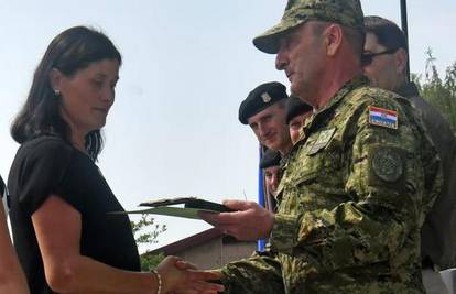 Žena umrlog hrvatskog vojnika preuzela medalju zahvalnosti