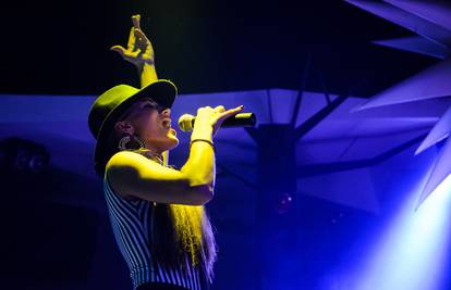 Yness pjevala u Aquariusu na najvećem Halloween partyju