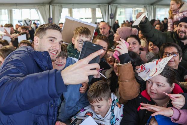 Do?ek bron?anih rukometaša Raužana i Kuzmanovi?a u Brckovljanima