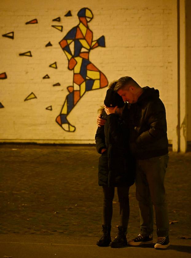 Zagreb: Građani i dalje obilaze osnovnu školu kako bi upalili svijeće na školskom igralištu