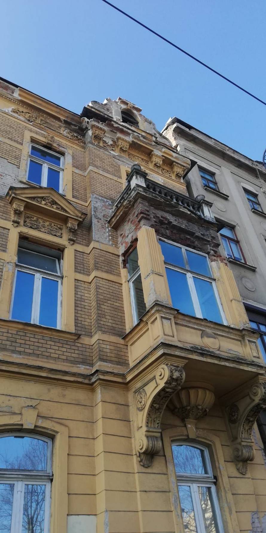 'Otišao sam po gablec, a cigle su samo popadale. Zgrada je u lošem stanju i raspada se'