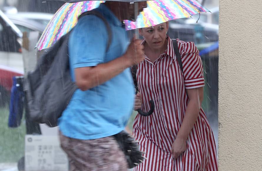 Zagrepčane iznenadio pljusak, tuča i grmljavina poharali Pulu