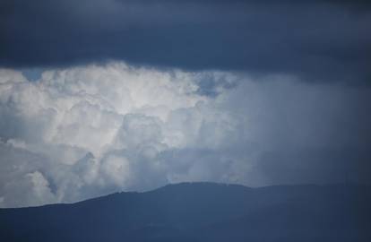 FOTO Pogledajte tmurne oblake iznad Zagreba: Prekrili su cijeli grad, sprema se nevrijeme