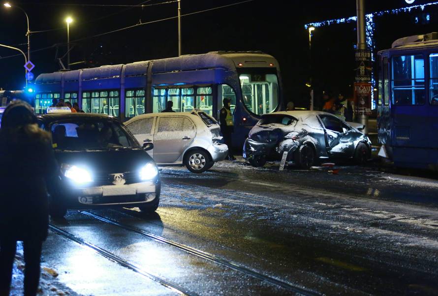 Zagreb: Sudarili se dva tramvaja i dva automobila kod Ravnica