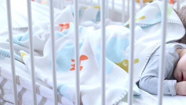 Opasni za bebe: Zabranit će ogradice za krevetić i ljuljačke