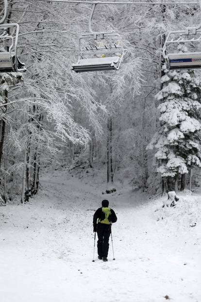 FOTO Platak se zabijelio, snijeg pada i na Sljemenu: Pogledajte kadrove s popularnog skijalište