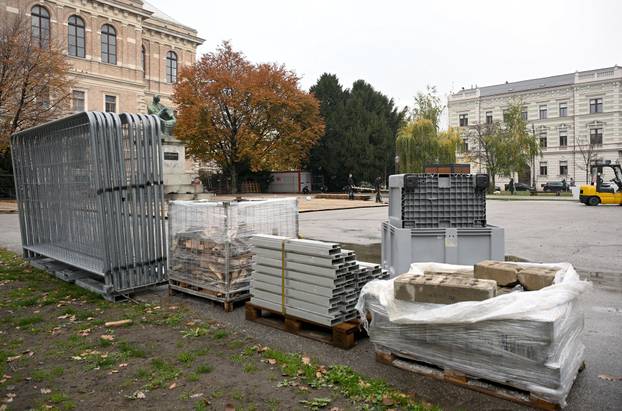 Zagreb: Postavljanje adventskih kućica na Strossmayerovom trgu