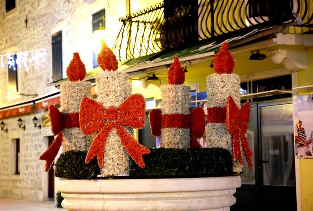 Paljenje prve adventske svijeće u Vodicima