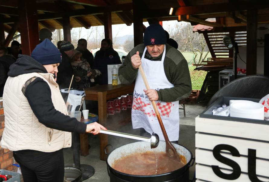 Doček u party avionu: Uz ples i vatromet  'uletjeli' su u Novu...