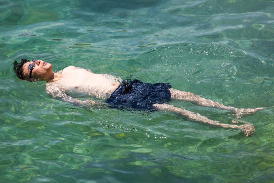 Dubrovnik: Turisti spas od vrućina potražili u moru 
