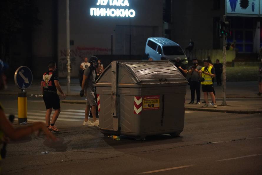 Policija i vojska suzavcima rastjerala okupljene prosvjednike u Novom Beogradu