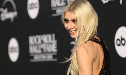 Prepoznajete li je? Došla je u 'goloj' haljini bez grudnjaka, svi su gledali u njezine bradavice