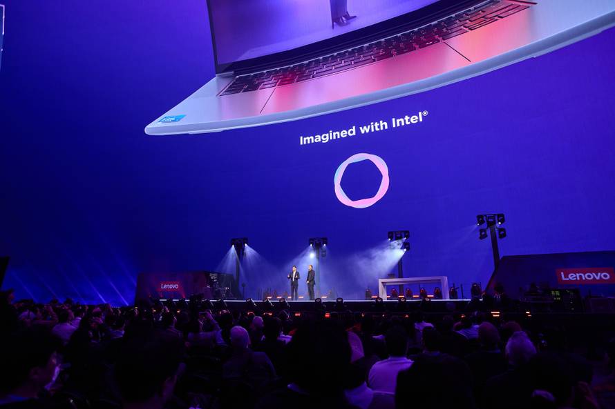 Ovaj laptop ima ekran koji se savija i može vas pratiti po sobi