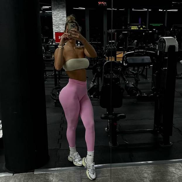 FOTO Kakve fotke! Pogledajte zavidnu liniju Lare - naše domaće fitness influencerice