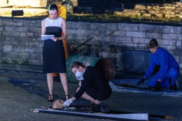 Pula: U Malom rimskom kazalištu odigrana je predstava "Antigona - 2000 godina kasnije"