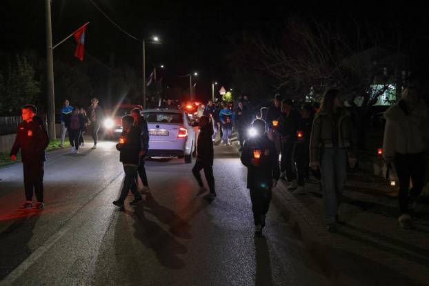 Škabrnja: Odavanje počasti poginulima paljenjem svijeća u Ulici 18. studenog 1991