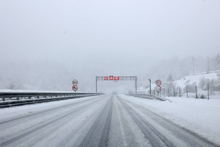 Zbog snijega otežan promet u Gorskom kotaru