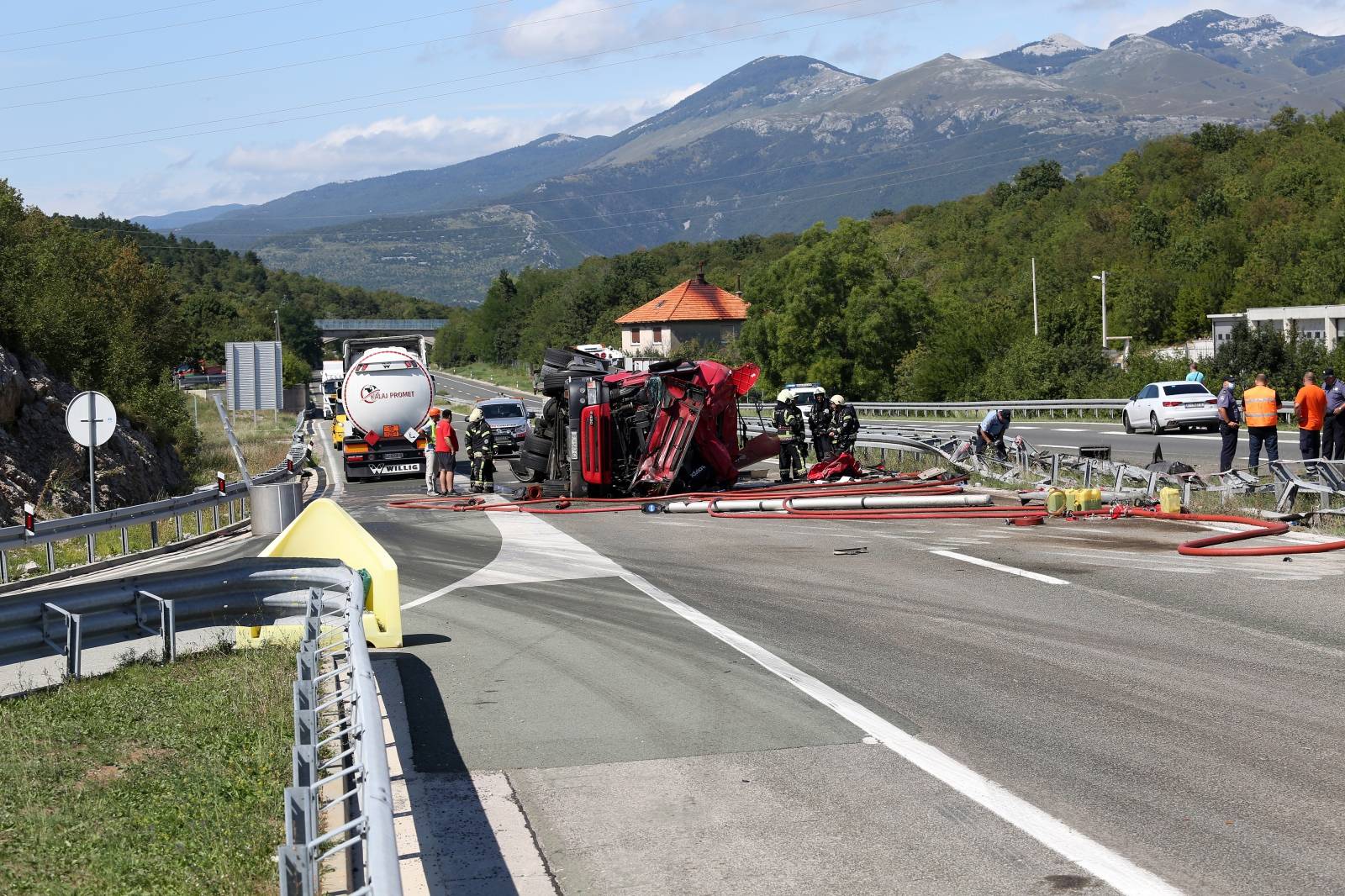 Prevrnula se cisterna iz koje se izlilo gorivo na autocesti nedaleko Rijeke