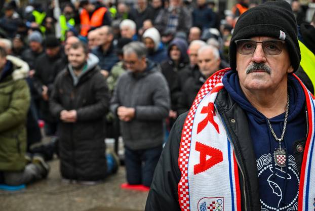 Zagreb: Molitelji i prosvjednici na Trgu bana Jelačića