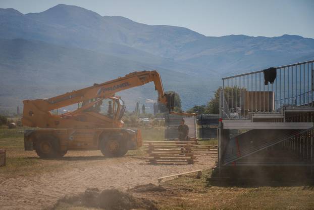 Sinj: Pripreme na Hipodromu za koncert Marka Perkovića Thompsona
