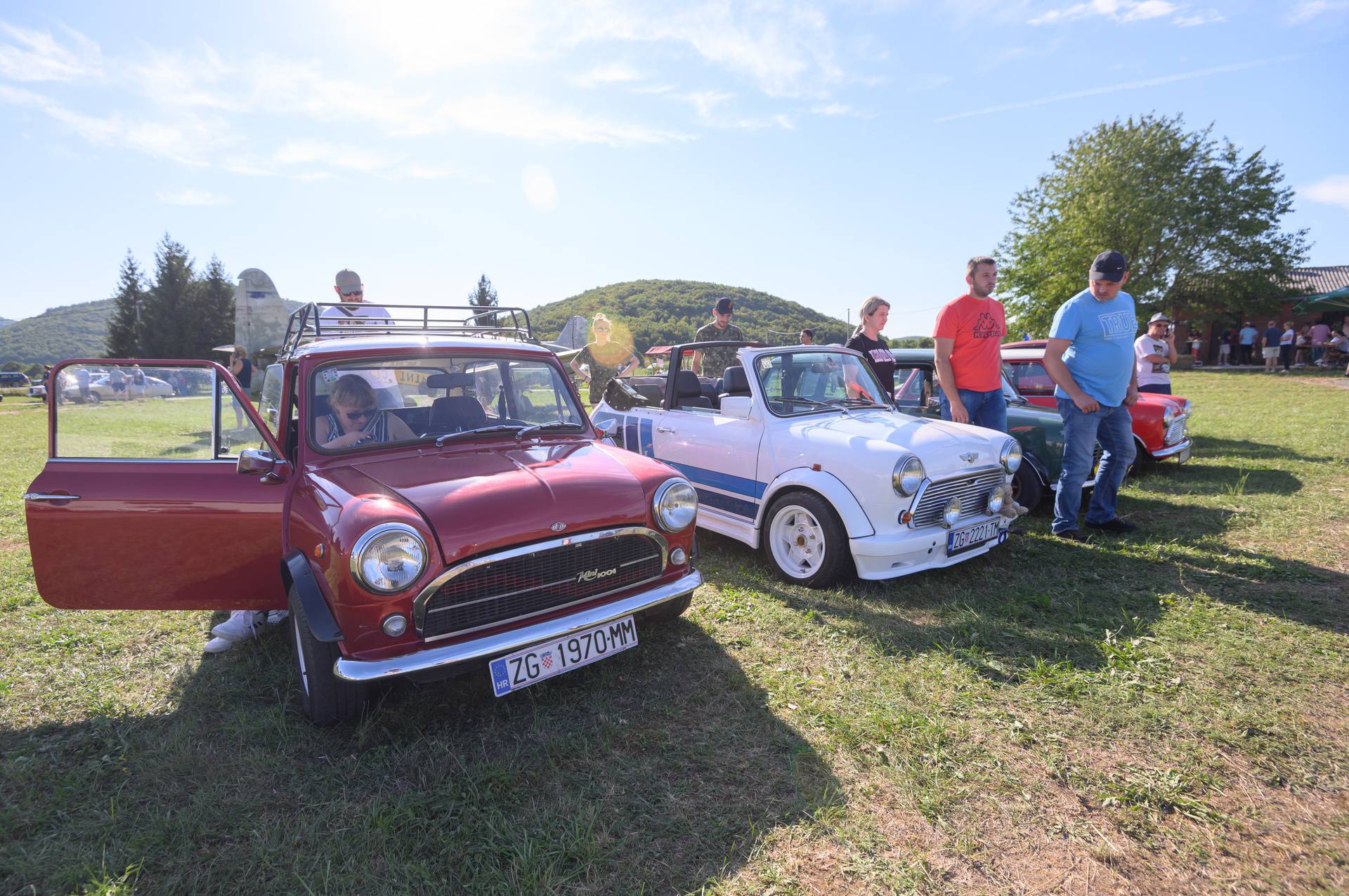 Okupljanje ljubitelja oldtimera na sportskom aerodromu u Otočcu