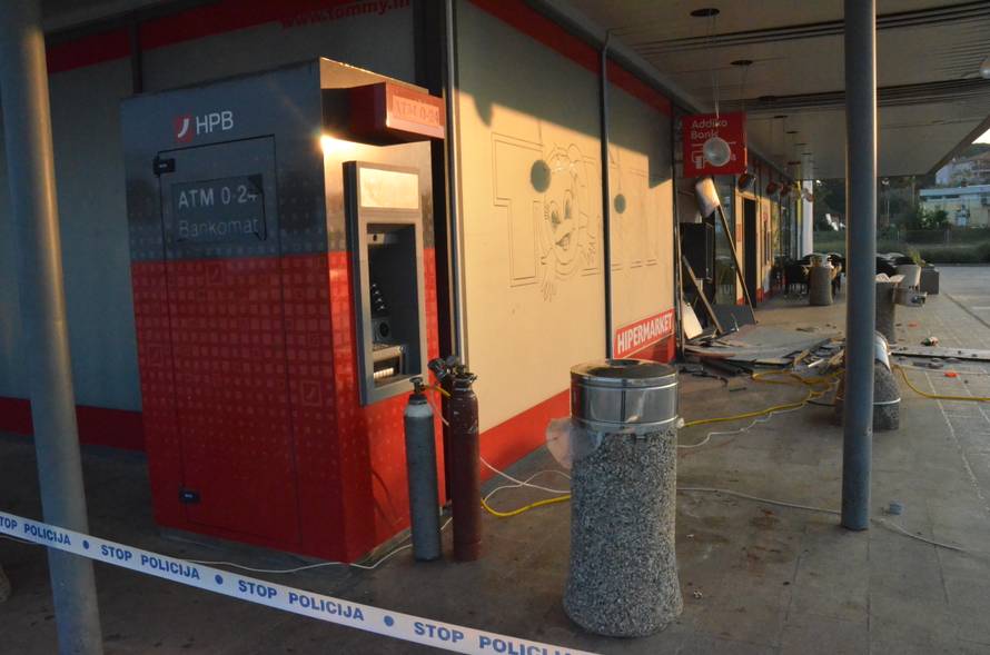 Uzeli novac sebi: Zbog pljačke bankomata uhitili dva policajca