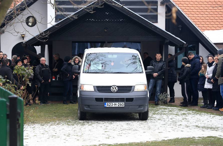 Cijeli kraj plakao na pogrebu: Kum Schmidt nosio mu je križ